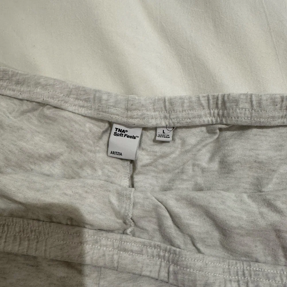 Aritzia Heather Grey Women's Shorts - Picture 5 of 6
